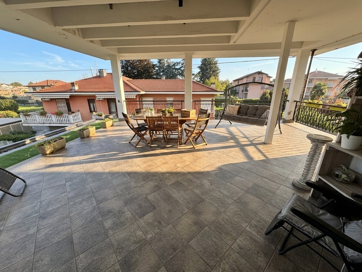 VILLA BIFAMILIARE CON AMPIO GIARDINO PRIVATO