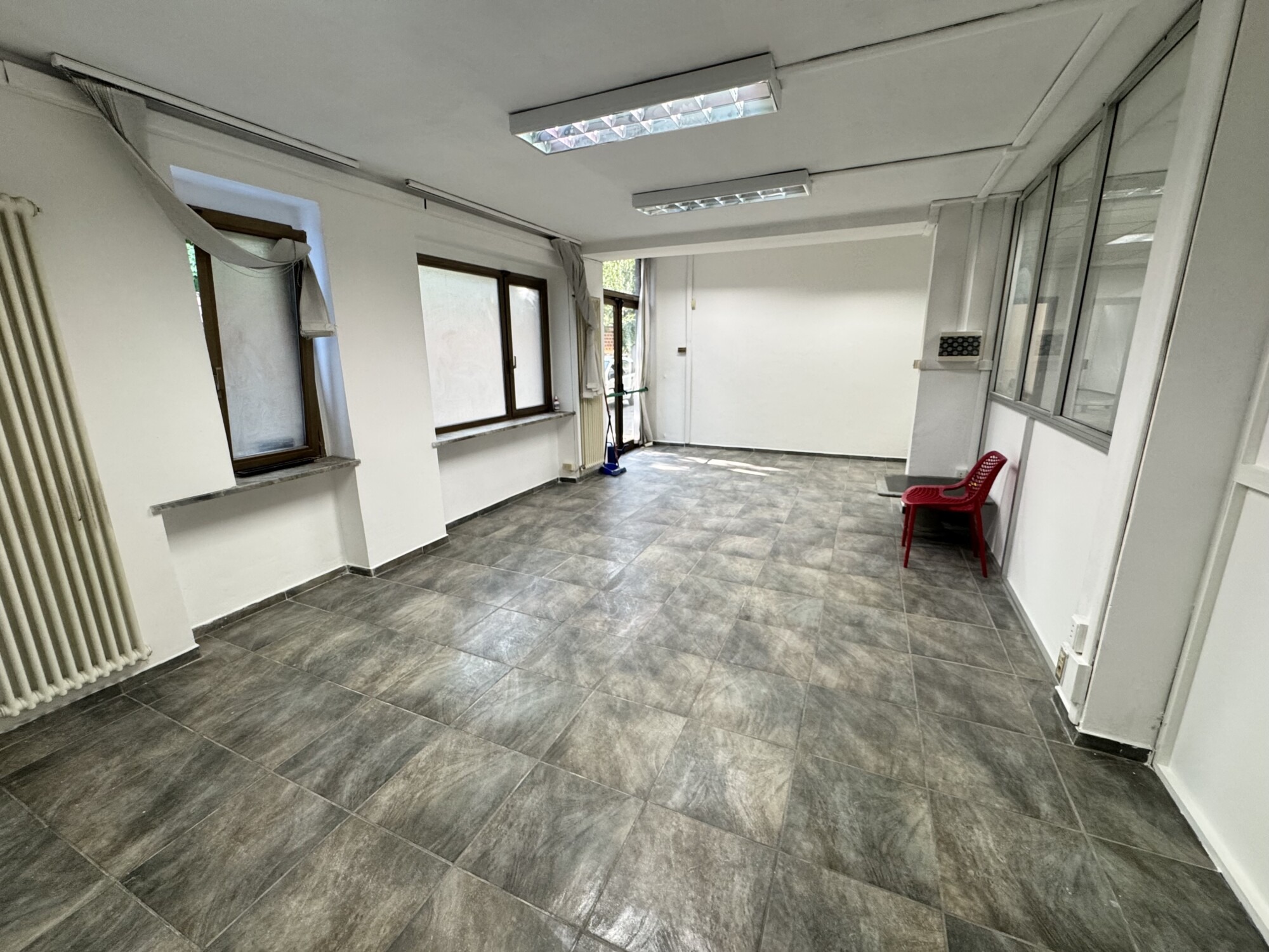 LOCALE COMMERCIALE DI MQ. 260 CON POSTO AUTO
