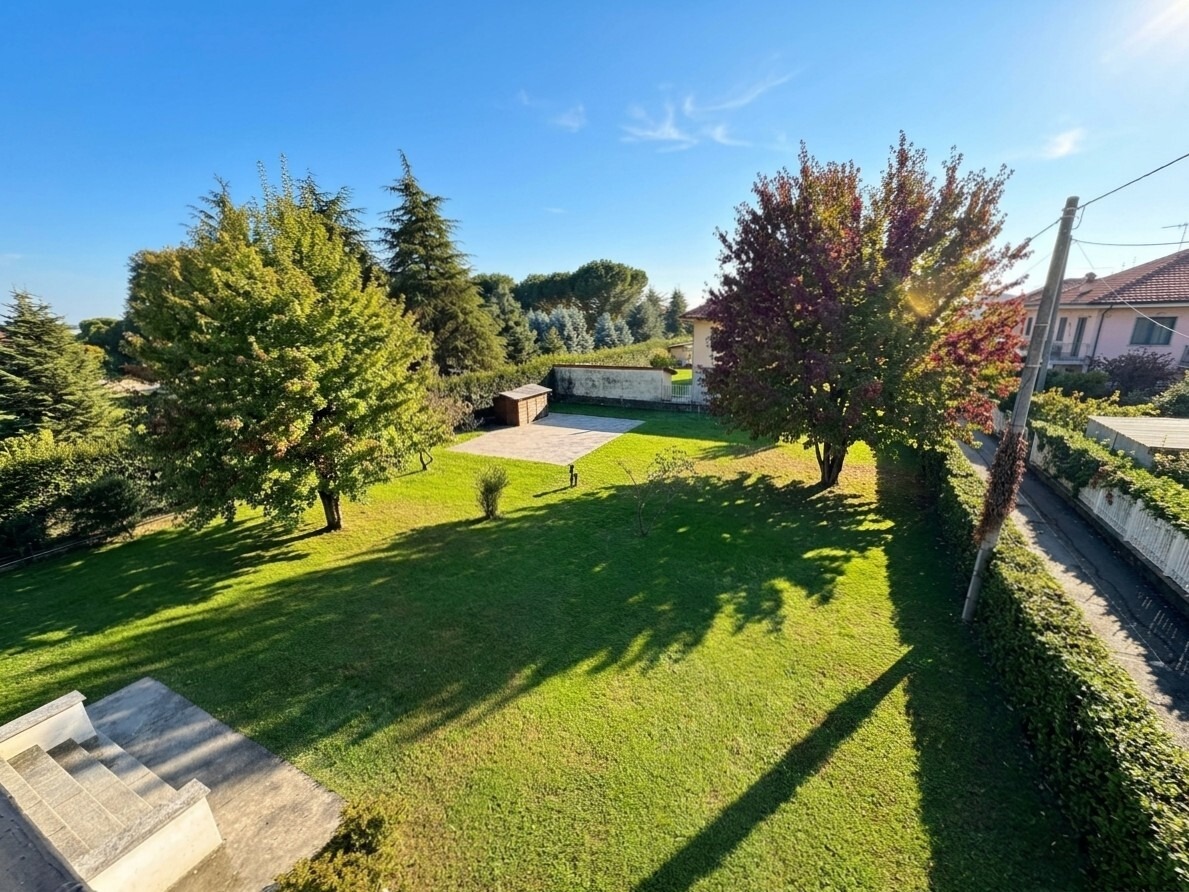 VILLA BIFAMILIARE CON AMPIO GIARDINO PRIVATO